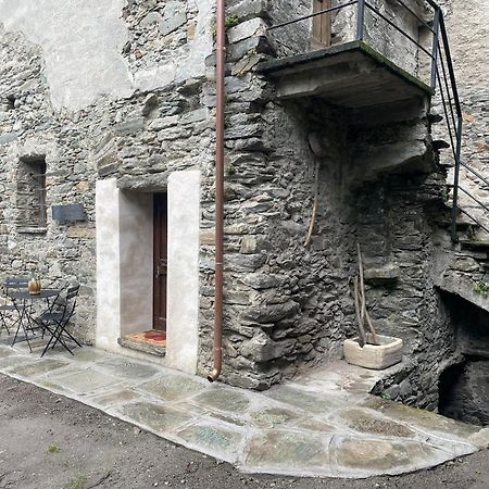 Апартаменти La Torre Colombaia - Monumento Del 1400 Arnad Екстер'єр фото